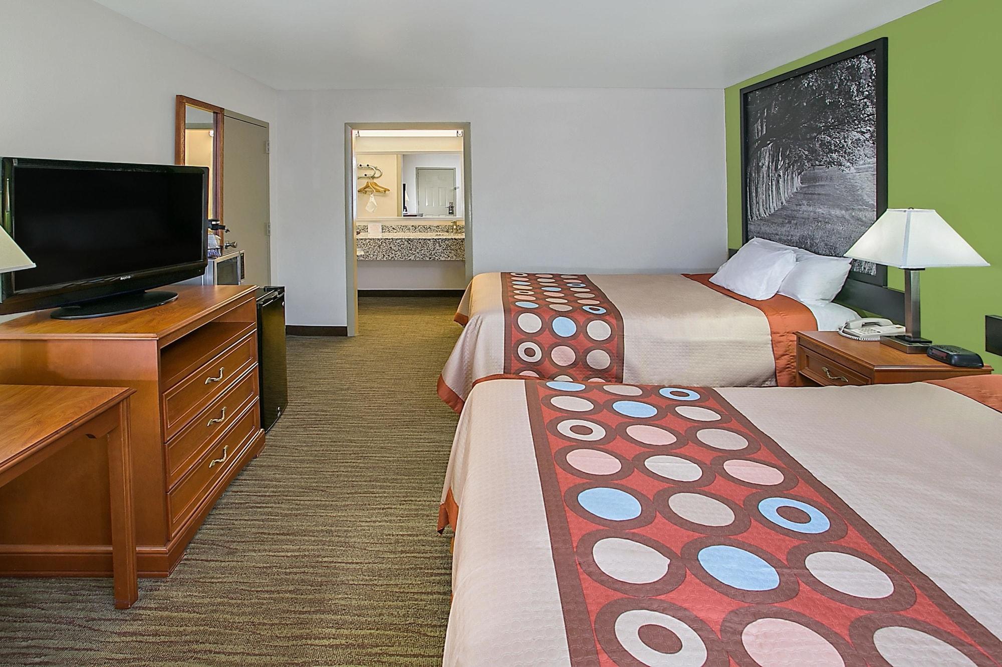 Super 8 By Wyndham Cave Hotel