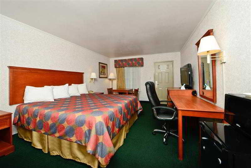 Super 8 By Wyndham Cave Hotel 3*