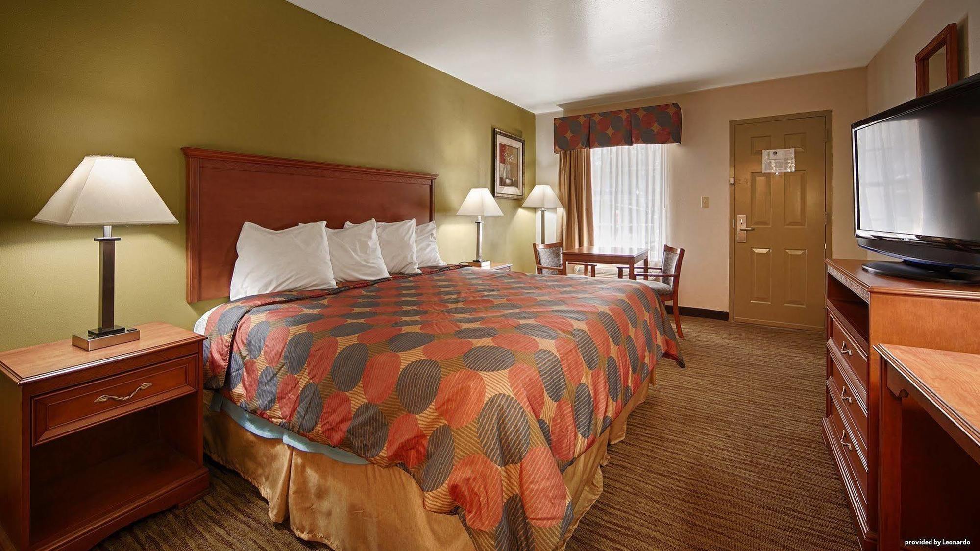 Super 8 By Wyndham Cave Hotel 3*