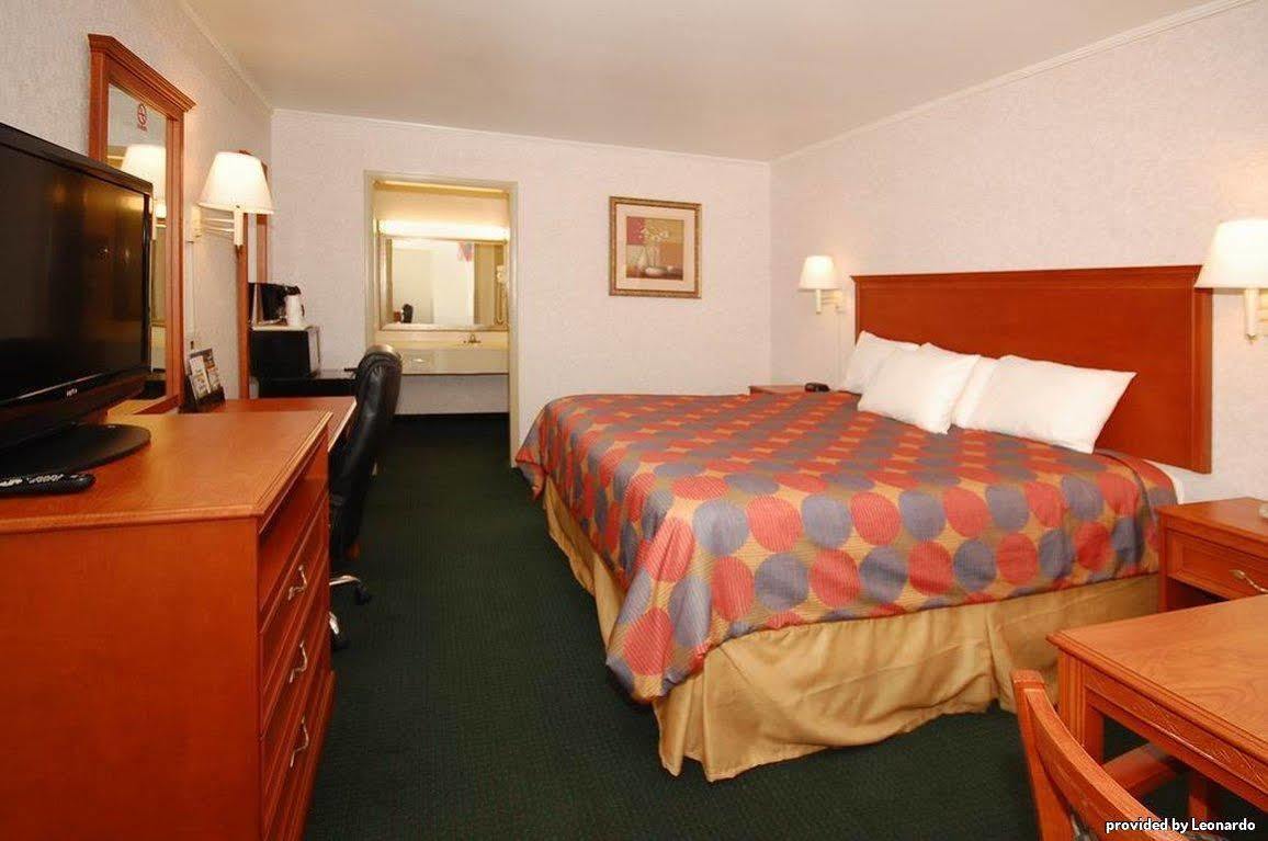 Super 8 By Wyndham Cave 3*