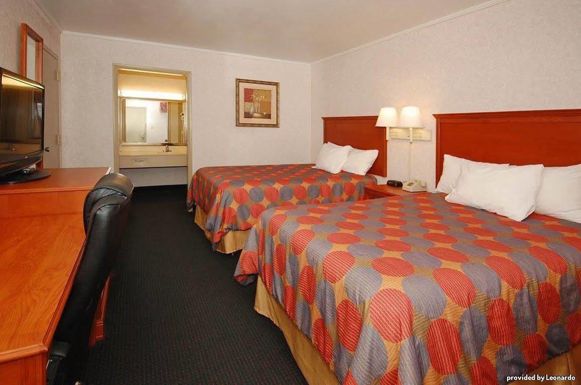 Super 8 By Wyndham Cave Hotel