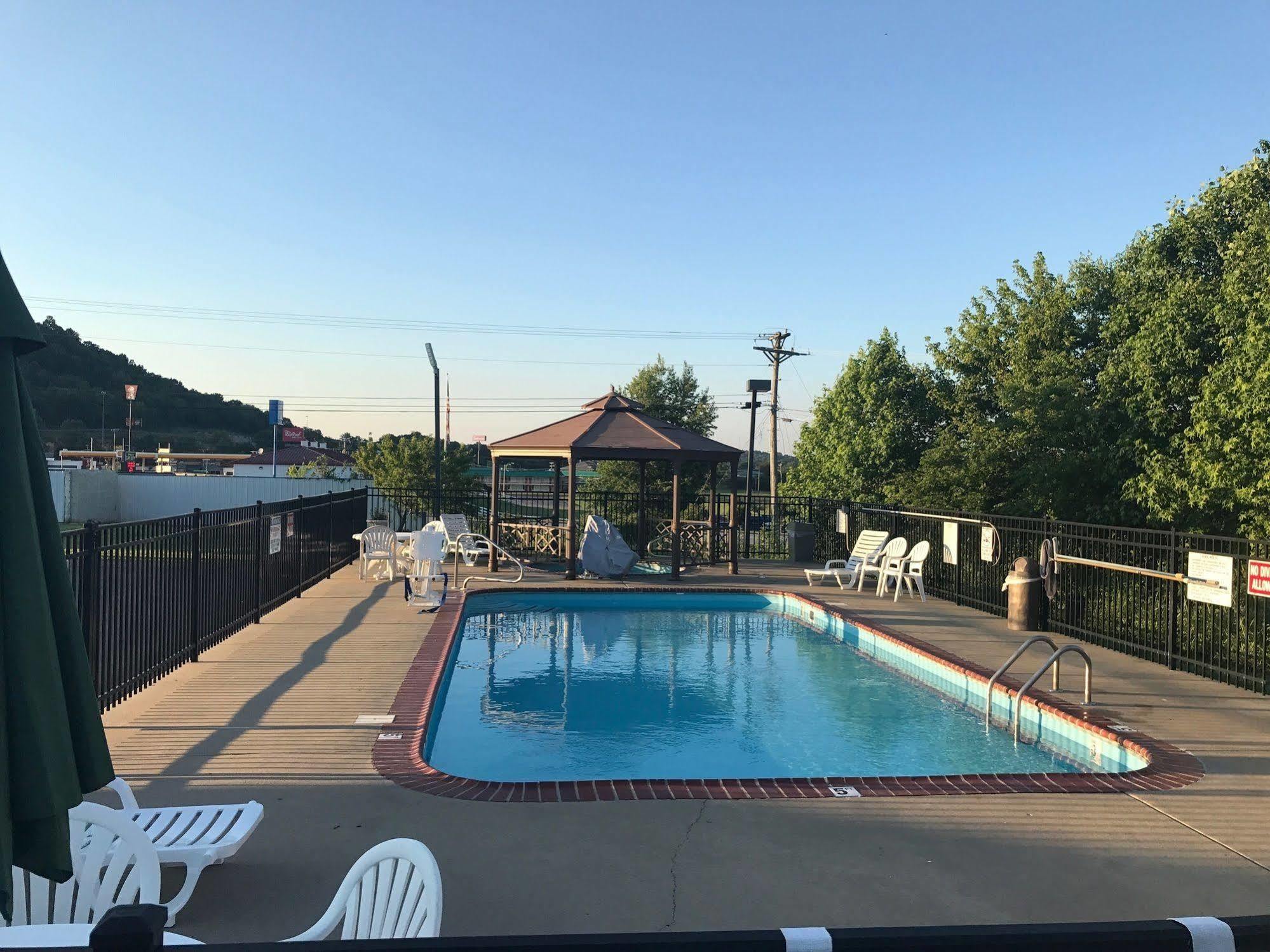 Super 8 By Wyndham Cave Hotel