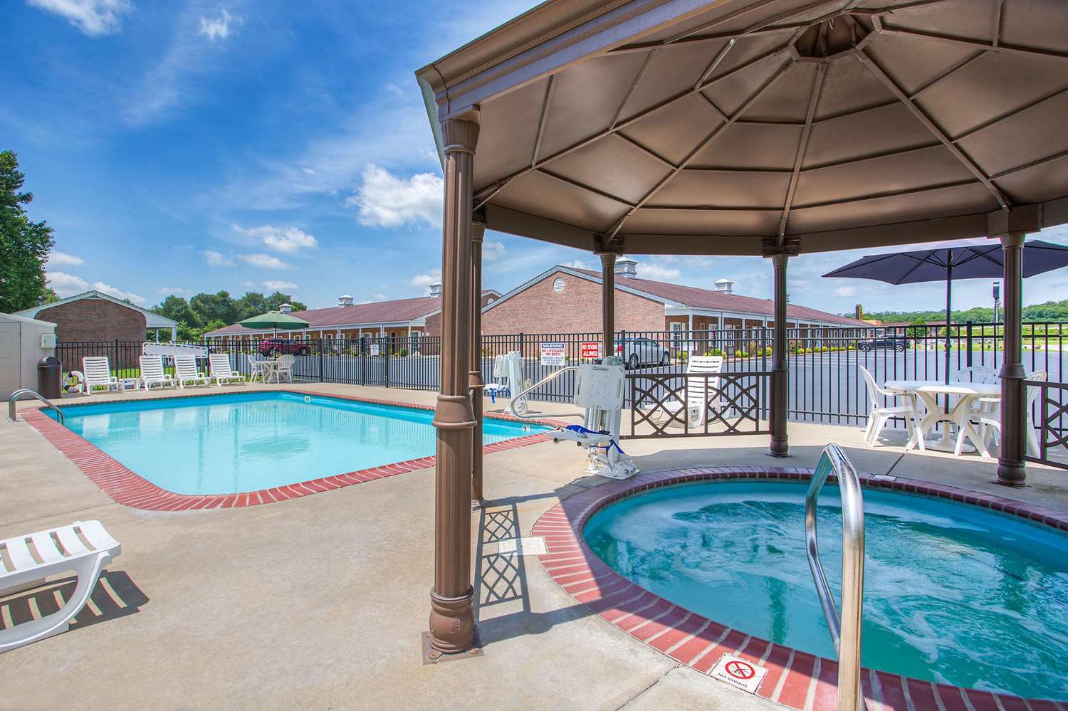 Hotel Super 8 By Wyndham Cave 3*