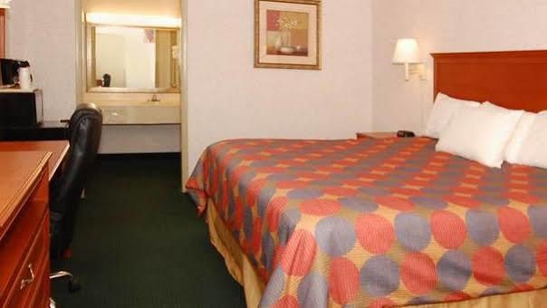Super 8 By Wyndham Cave Hotel